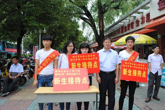 领导视察新生开学工作 020.JPG