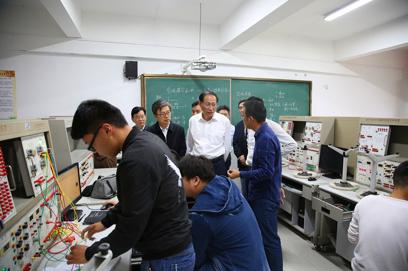 2018.5.21人社厅厅长来校 068_副本.jpg