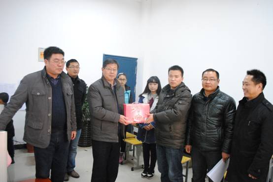 领导慰问备赛中的教师和学校 033.JPG