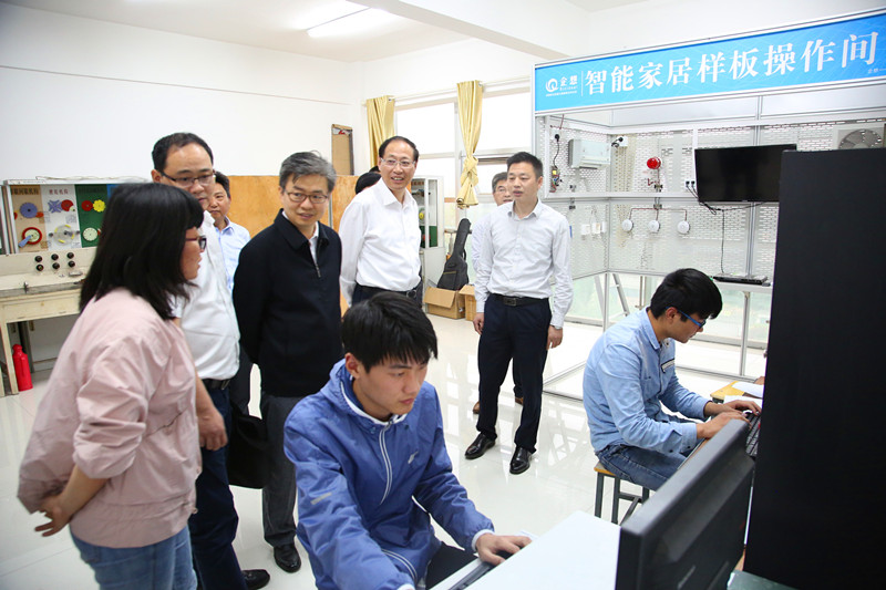 2018.5.21人社厅厅长来校 040_副本.jpg