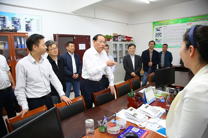 2018.5.21人社厅厅长来校 023_副本.jpg