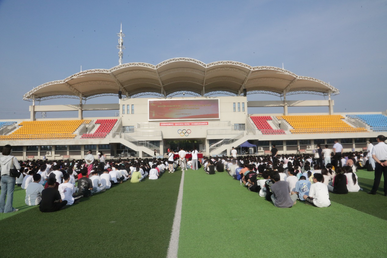 人们在看台上的草地和建筑

中度可信度描述已自动生成