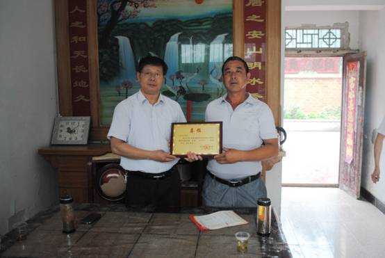 第一小组送奖牌和喜报 010.JPG