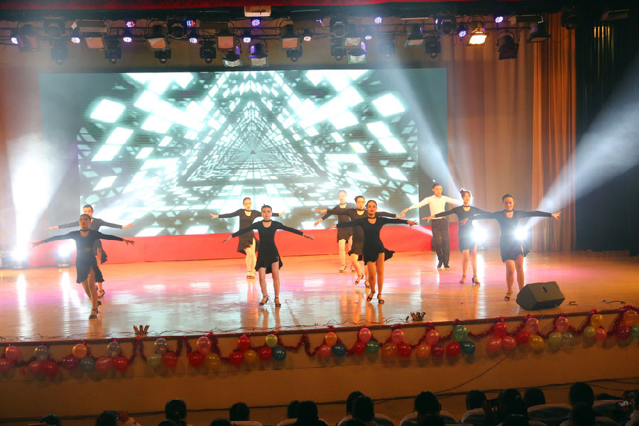 2019.12.18党委民主生活会、元旦汇演 076_副本.jpg