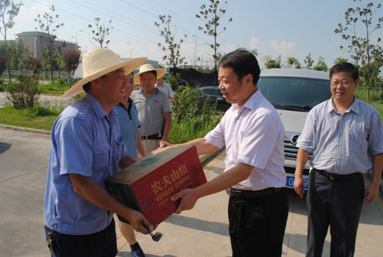 校领导暑期慰问 003.JPG