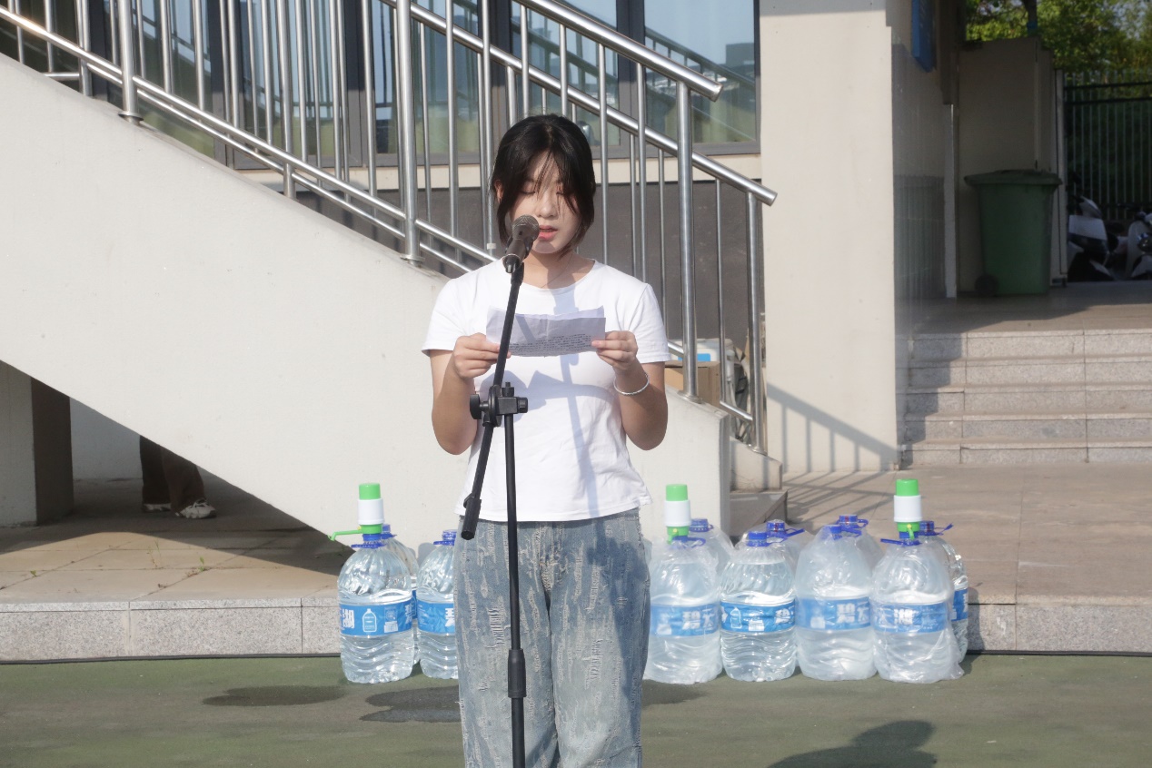 人站在街道上

中度可信度描述已自动生成