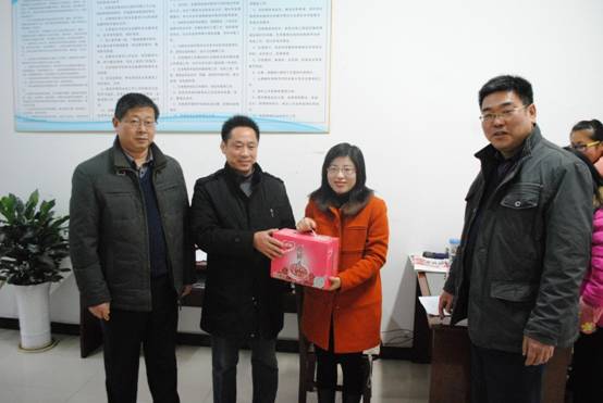 领导慰问备赛中的教师和学校 031.JPG