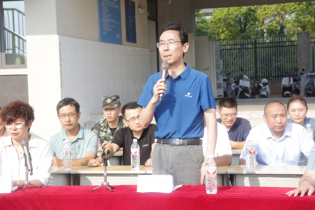 一群人在餐厅里吃东西

中度可信度描述已自动生成