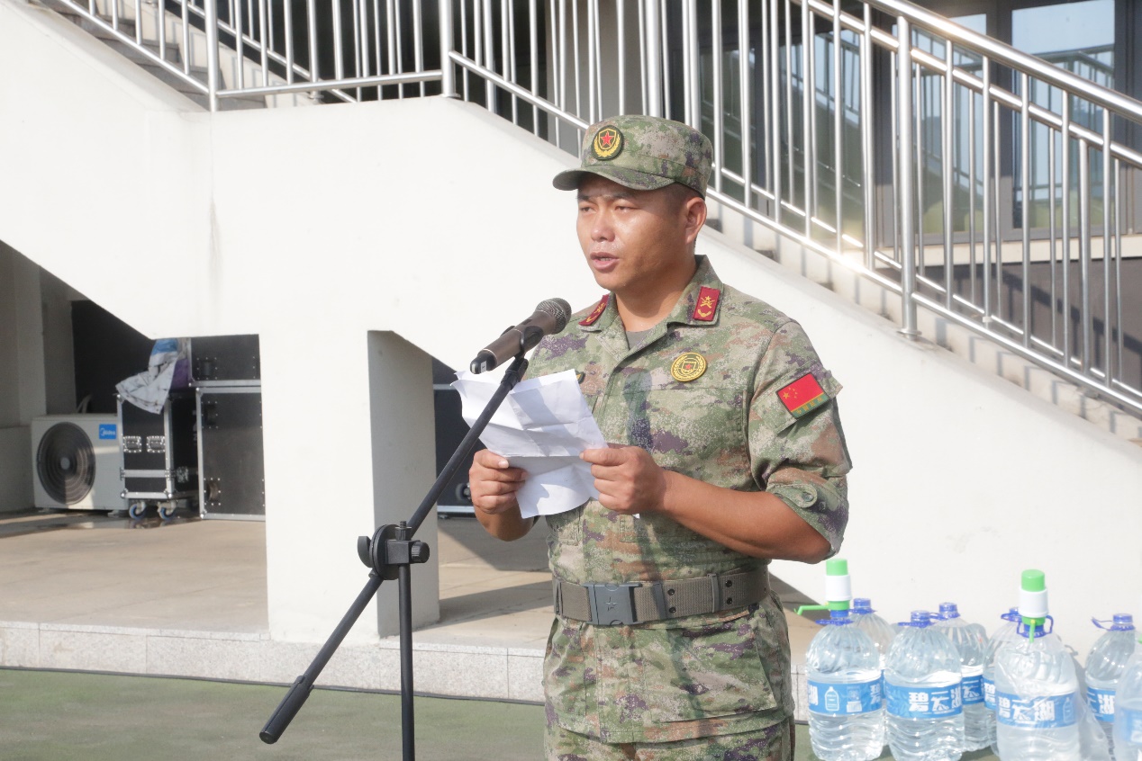 图片包含 人, 建筑, 户外, 站

描述已自动生成