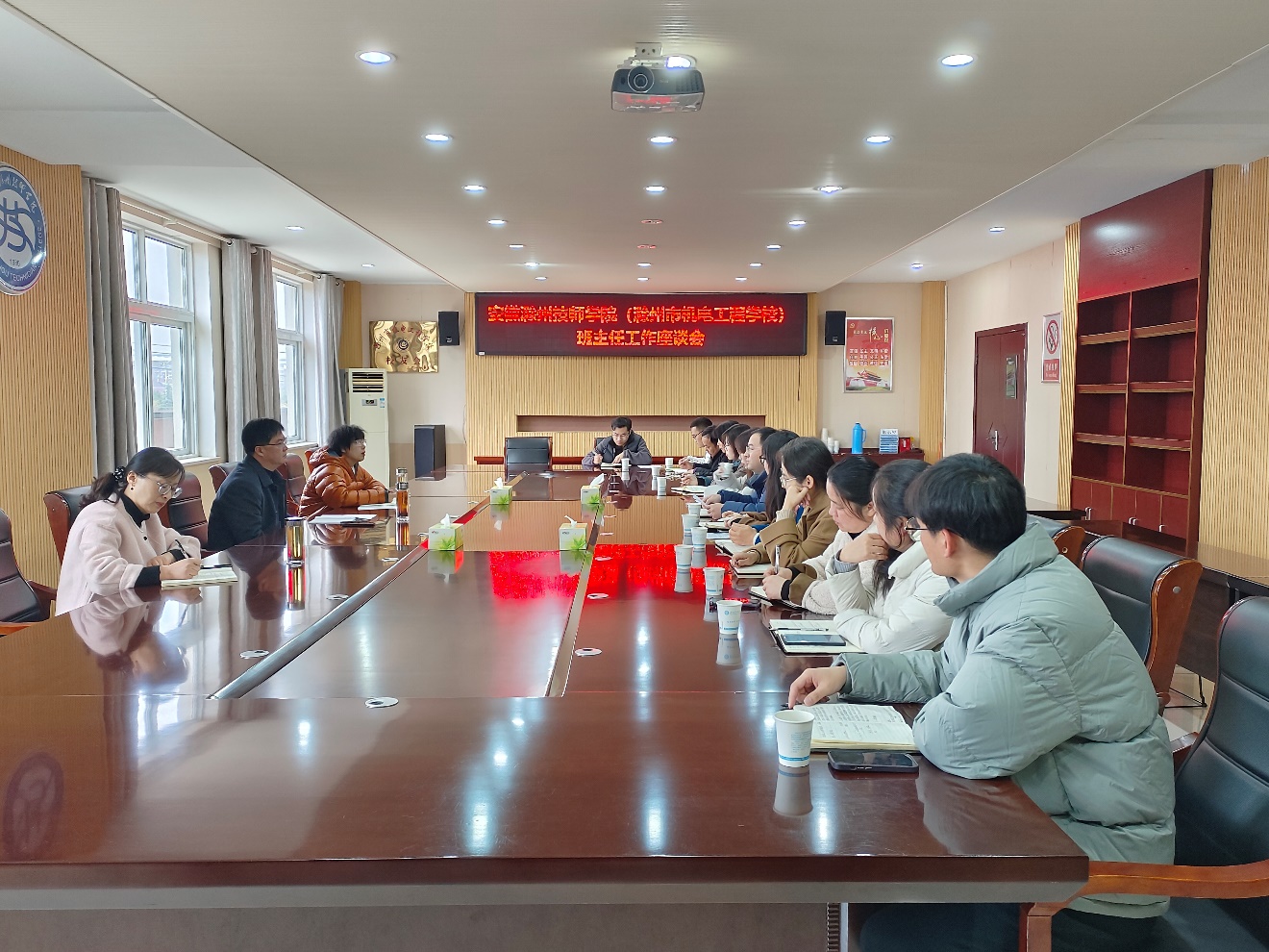 餐厅里的人们

描述已自动生成